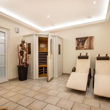 & Restaurant Wastlwirt فندق 4*