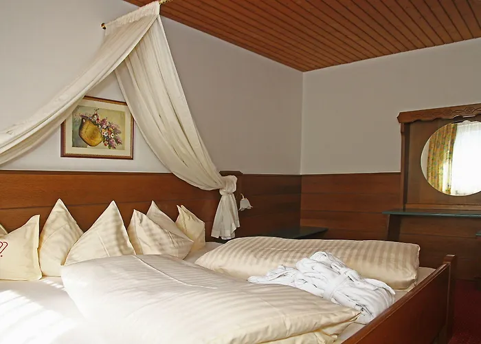 & Restaurant Wastlwirt فندق 4*